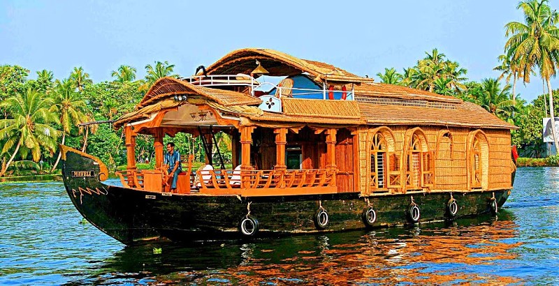7 Reasons Why You Must Take a Houseboat Tour in Kerala